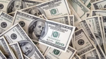 الرقم الجديد يصدم الأسواق.. انفجار مفاجئ في سعر صرف 100 دولار مقابل الدينار العراقي اليوم